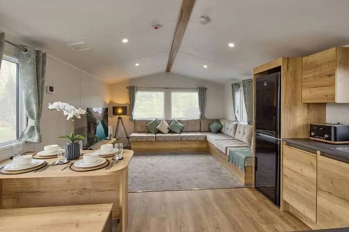 Static caravan for 8 people, with pool and garden in Northamptonshire
