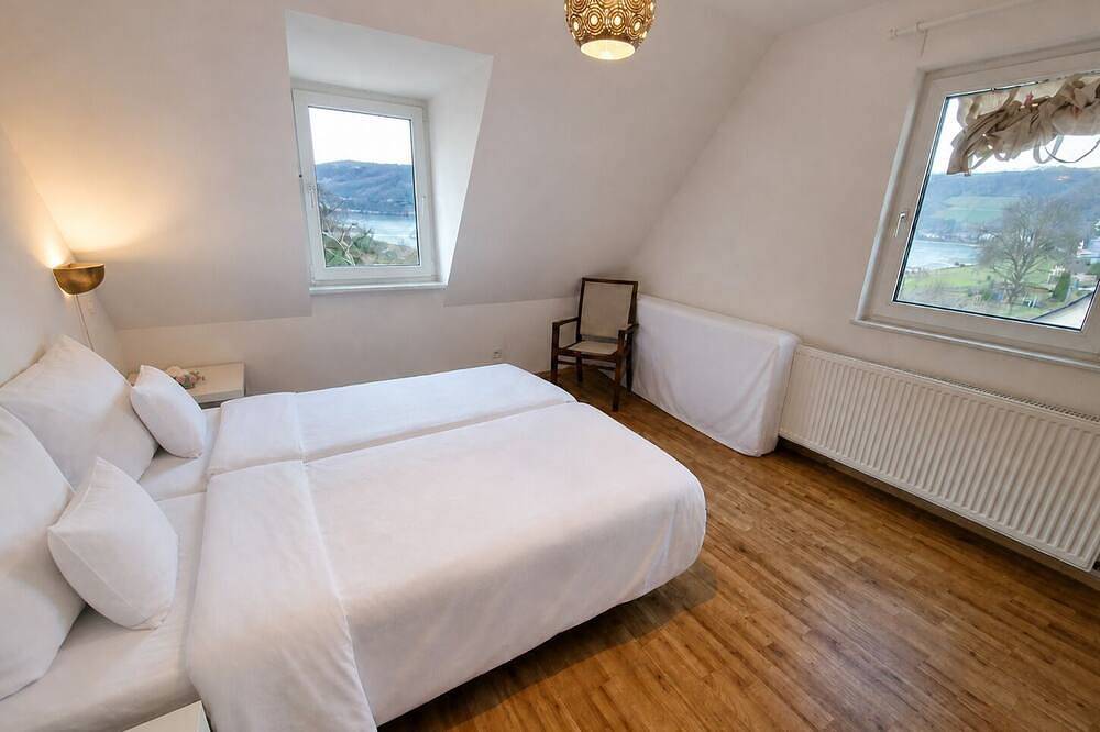 Fabulous riverfront 8-bedroom villa in Sankt Goarshausen for your retreat in Sankt Goarshausen, Mittelrhein
