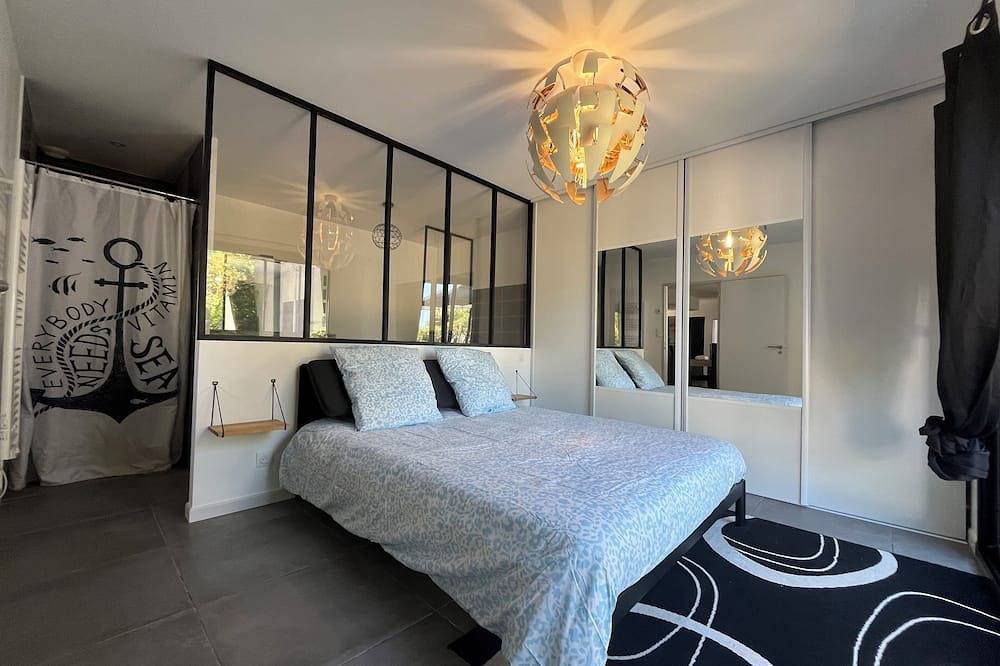 Spacious villa with pool in Entraigues-sur-la-Sorgue, Vaucluse