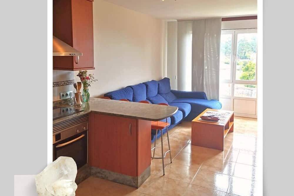 Entire apartment, Apartment with 2 double bedrooms (4 persons), 1 bathroom at 400 meters from the beach in Boiro, Rías Baixas