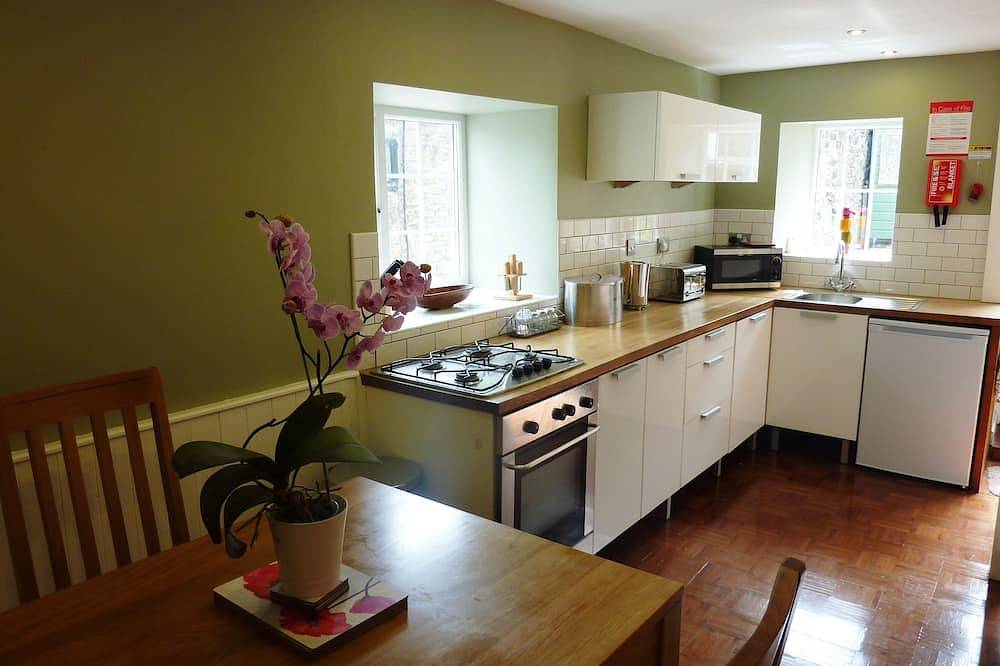 Honeysuckle Cottage, 2 bed, sleeps 3, family-friendly and pet-friendly in Derbyshire