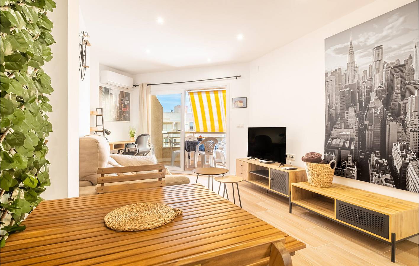 Geheel vakantieappartement, Appartement met zeezicht, zwembad en terras in El Campello, Costa Blanca