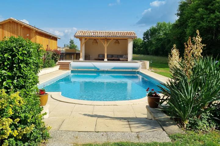 Gîte pour 16 personnes, avec Piscine à Lougratte