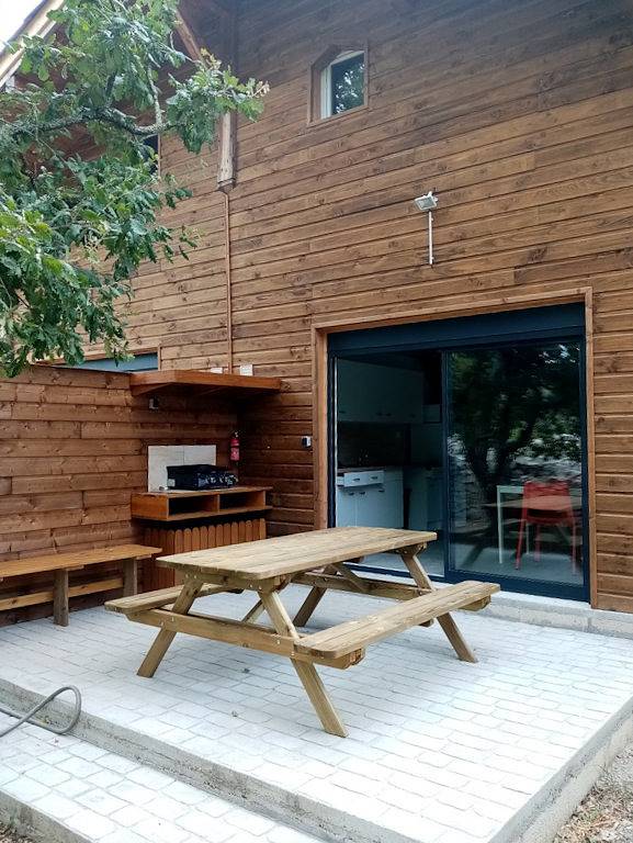 Gîte pour 4 personnes, avec terrasse ainsi que jardin et piscine, animaux acceptés