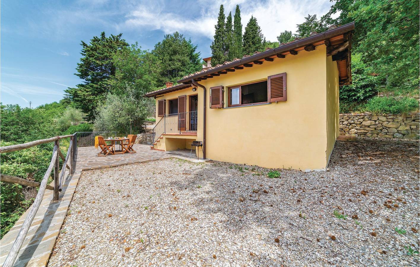 Ganze Ferienwohnung, Sommeraufenthalt: Pool, Parkplatz & WiFi in Loro Ciuffenna, Valdarno