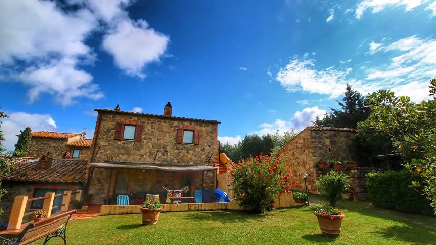 Agriturismo per 8 persone, con piscina e giardino in Val d’Orcia