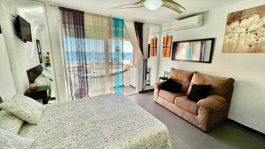 Apartamento inteiro, Bulto Carihuela Directamente junto à Praia com Vista para o Mar & Varanda in La Carihuela, Torremolinos