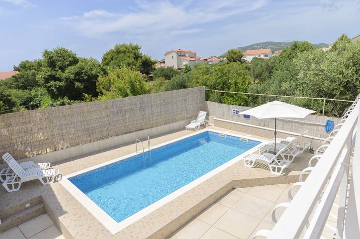Ganzes Studio, Apartments Mila Family with pool in Tribunj, Šibenik-Knin