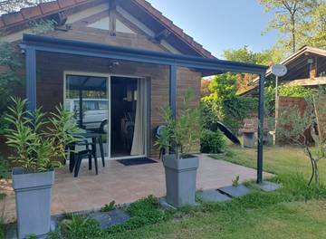 Gîte pour 3 personnes, avec piscine ainsi que terrasse et jardin à Lesperon