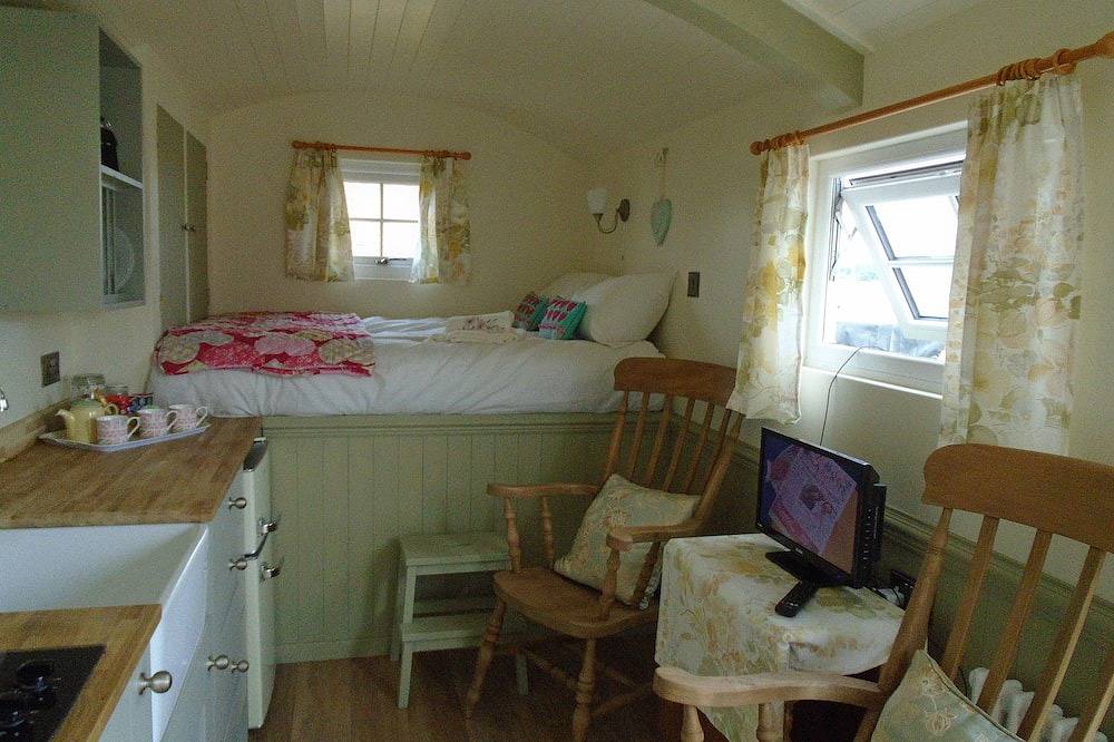 Well equiped shepherds hut ferrensby north yorkshire with hot tub & sauna barrel in North Yorkshire