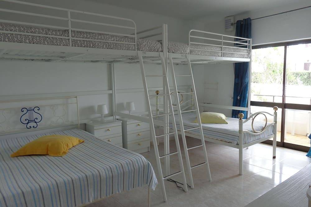 Geheel appartement, Ruim appartement in villa, met zeezicht op 100 mt. van het strand van Benagil in Benagil, Faro District