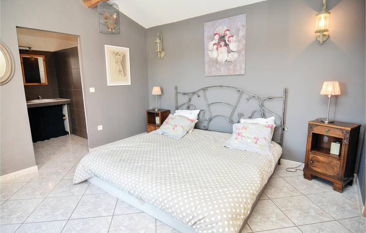 Oasis au bord de la piscine : Apt de 180m² avec parking et WiFi, 1.5km du centre d'Eyguières in Eyguières, Région d'Arles