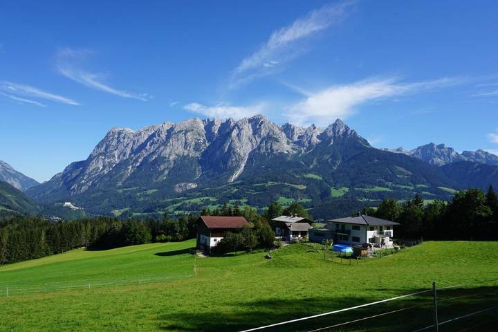 Ferienwohnung für 4 Personen, mit Balkon und Terrasse sowie Garten und Ausblick in Werfen