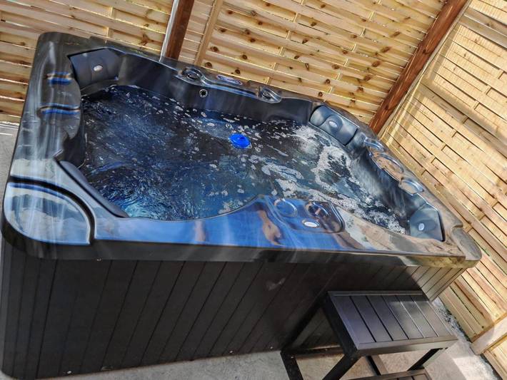 Maison de vacances pour 4 personnes, avec terrasse ainsi que jardin et jacuzzi
