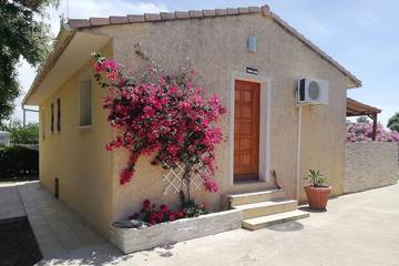 Location de vacances pour 5 personnes, avec jardin et terrasse à Ventiseri