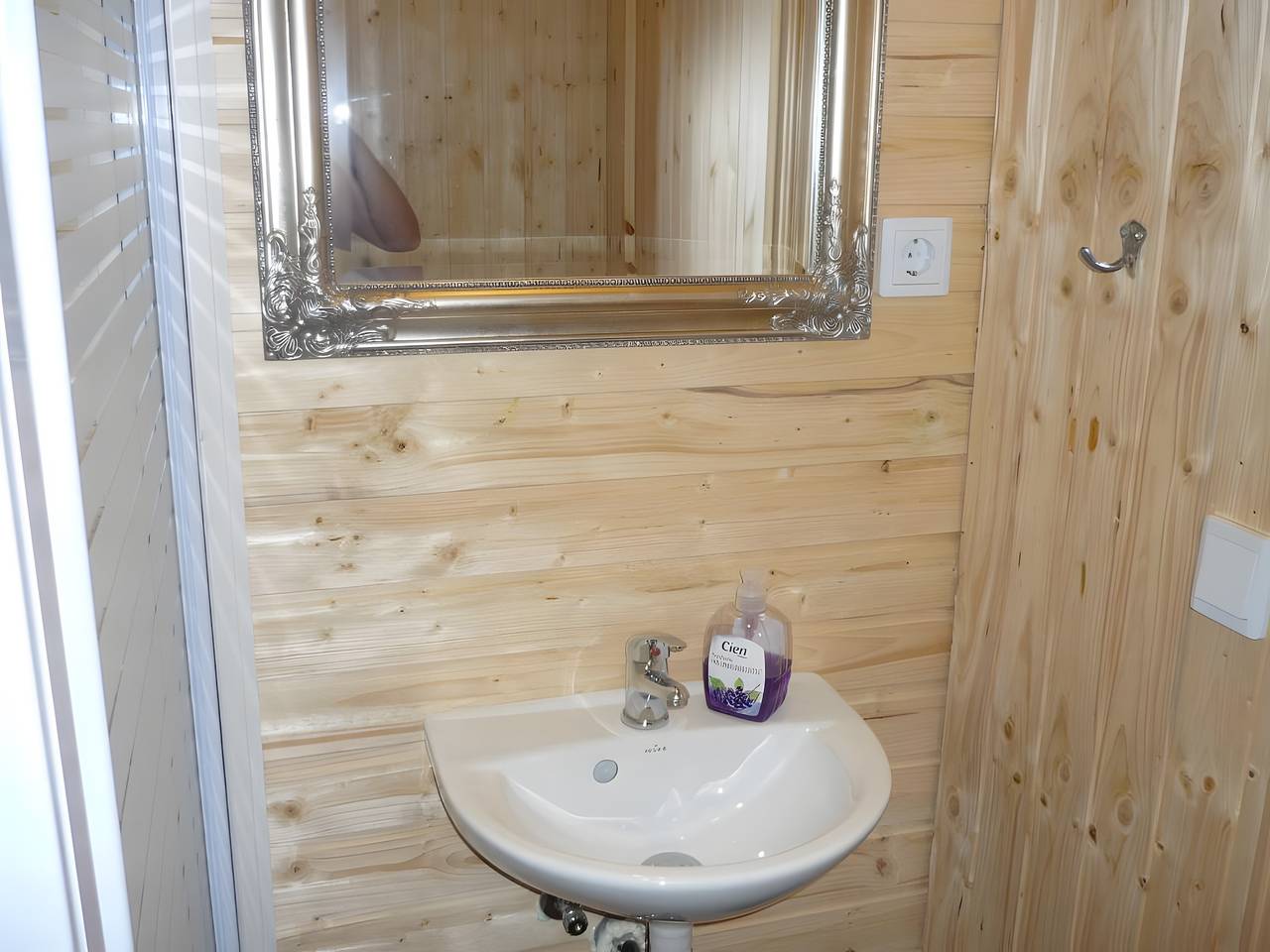 Ganze Ferienwohnung, Tiny Home 'Am See' mit gemeinsamer Terrasse, gemeinsamem Garten und Wlan in Europa-Park, Rust