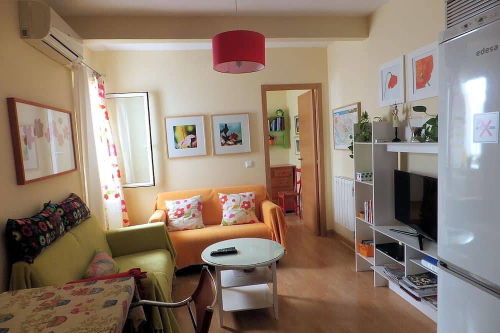Entire apartment, Cute And Quiet Apartment, Optional Parking, 2 Br, Free Pick-Up in Casco Antiguo, Sevilla
