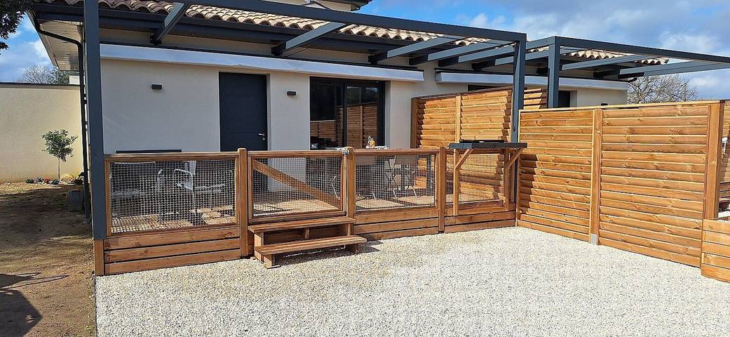Gîte pour 4 personnes, avec jardin ainsi que piscine et terrasse