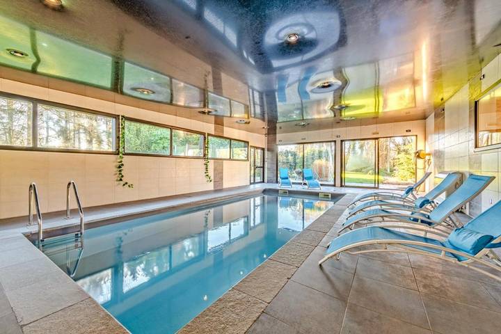 Location de vacances pour 15 personnes, avec sauna et piscine ainsi que jardin et vue, animaux acceptés à Sizun