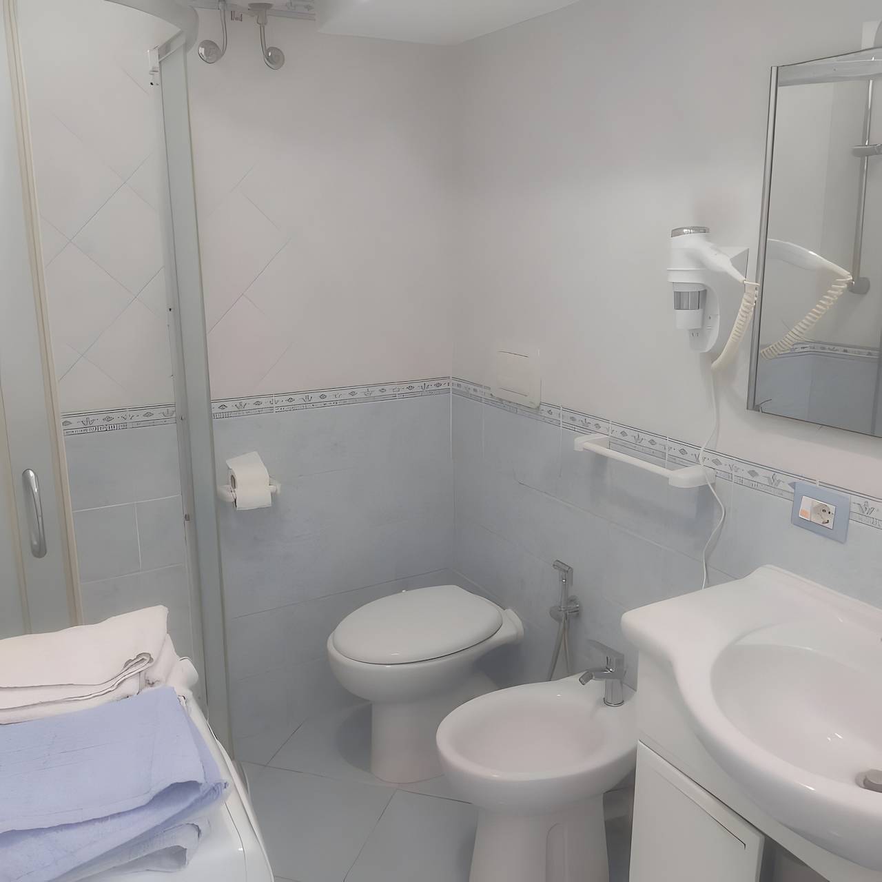 Entire apartment, Apartment '1 Vista Parziale Mare' with Shared Garden, Wi-Fi and Air Conditioning in Ischia City, Ischia