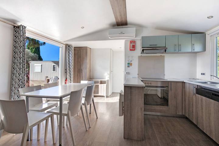 Charming Mobile Home for 6 with Terrace in Carry-le-Rouet in Carry-le-Rouet, Mediterranean Coast (France)