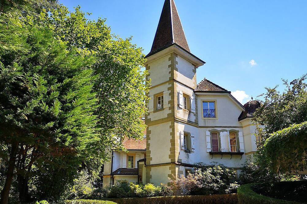 Historic Chateau Provides a Beautiful Wedding Venue in the Swiss Countryside in Cressier (FR), Lac de Morat & Estavayer-le-Lac Région