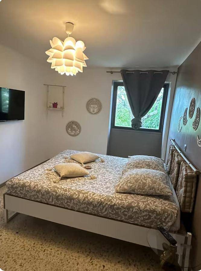 Location de vacances pour 4 personnes, avec vue ainsi que jardin et piscine, animaux acceptés à Grospierres - 3