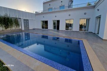 Location de vacances pour 13 personnes, avec jacuzzi et balcon ainsi que jardin et piscine dans Asilah