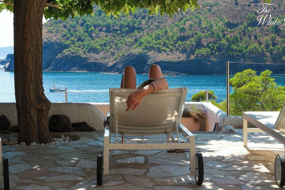 White Rock Villa with breathtaking views and pool in Colera, Alt Empordà