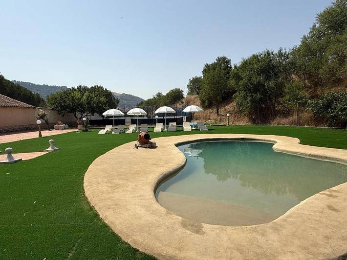 Casa rural para 16 personas, con piscina además de vistas y jardín en Cabezón de Pisuerga