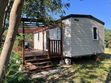 Gîte pour 4 personnes, avec vue et terrasse ainsi que jardin et piscine à Corsavy
