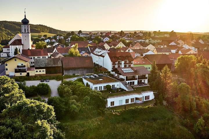 Hotel für 2 Personen, mit Balkon/Terrasse und Whirlpool sowie Terrasse und Garten in Stamsried