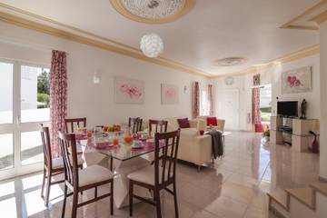Villa for 6 Guests in Olhos de Água, Faro District, Picture 2