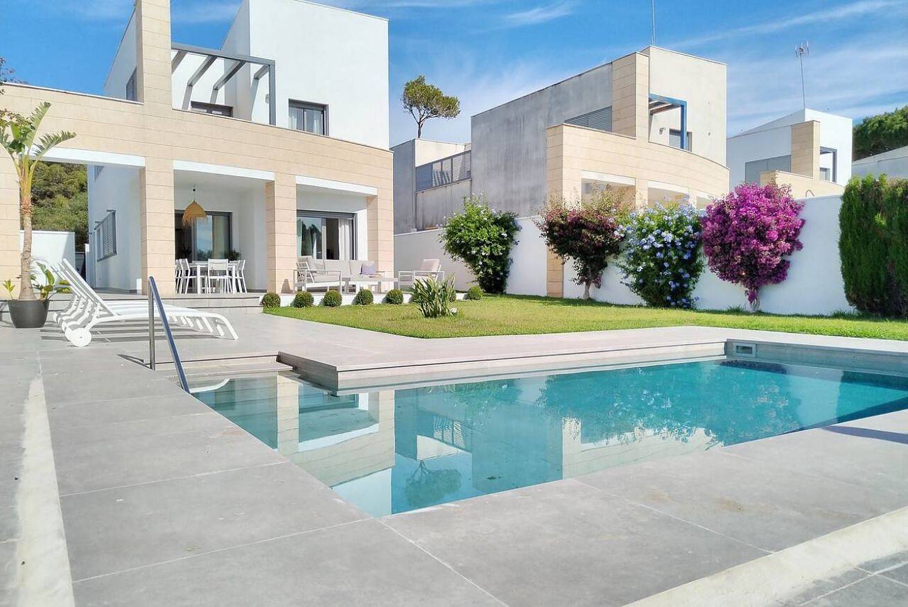 ✨Luxury Villa – Private Pool & Parking , 2 km from La Barrosa Beach in Playa La Barrosa, Chiclana de la Frontera