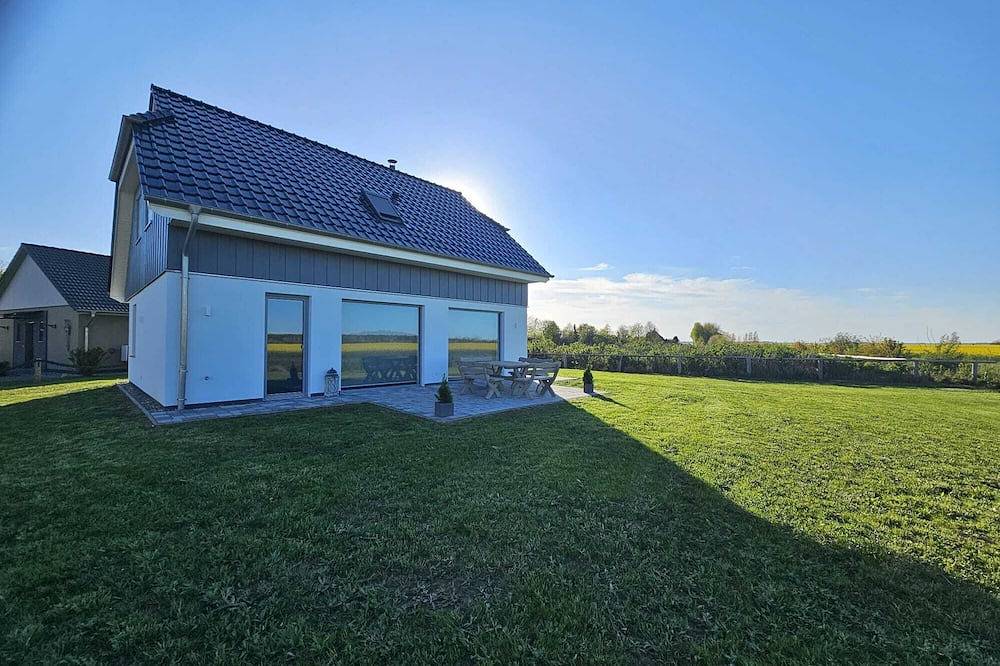 Ostseenahes Ferienhaus mit Wasserblick auf den Bodden in Altenpleen, Stralsund Umland