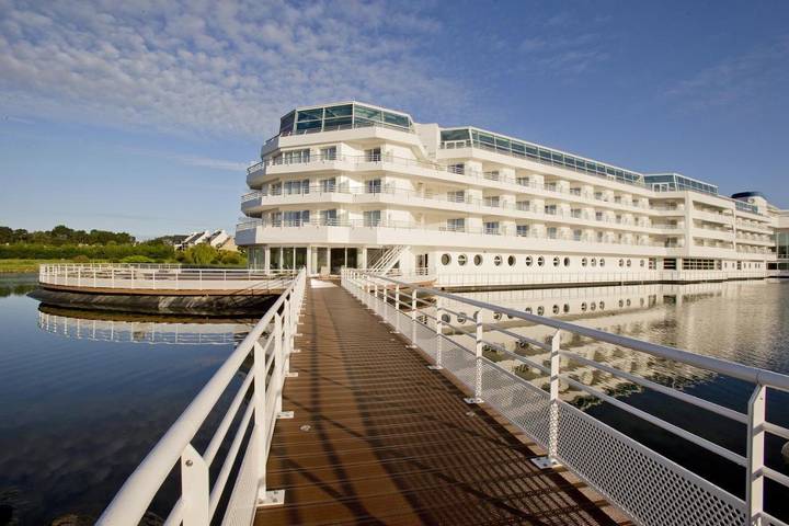 Hôtel pour 3 personnes, avec Balcon et Terrasse ainsi que Jacuzzi et Piscine à Arzon