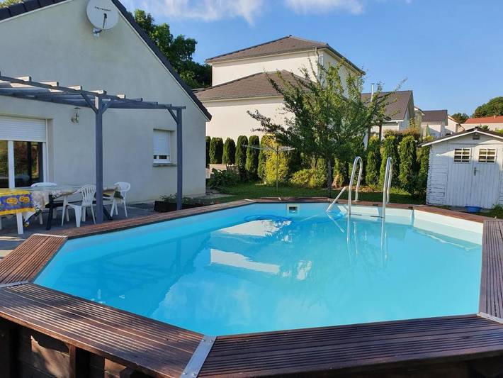 Location de vacances pour 10 personnes, avec Terrasse et Jardin ainsi que Piscine et Vue à Montfaucon (Doubs)