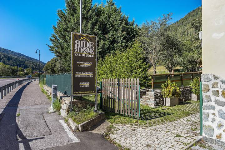 Entire apartment, Apartment 'Ride Home 3' with Mountain View, Shared Garden and Wi-Fi in Mastellina, Commezzadura