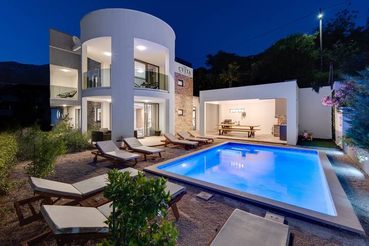 Das Villa Cvita ist eine moderne Villa mit 5 Schlafzimmern, einem Whirlpool, einem Fitnessstudio und einer finnischen Sauna, einem beheizten Pool und einer atemberaubenden Aussicht in Klis, Split-Dalmatien