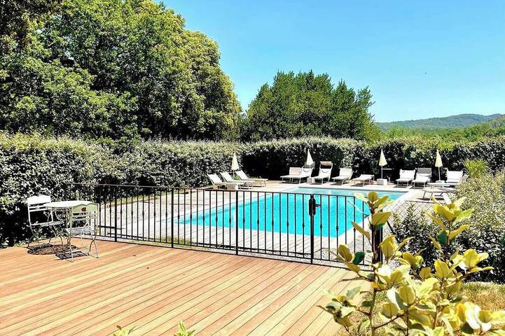 This castle is a 9 bedroom(s), 4 bathrooms, located in Néoules, Provence-Alpes-Côte d'Azur. in Néoules, Côte méditerranéenne (France)
