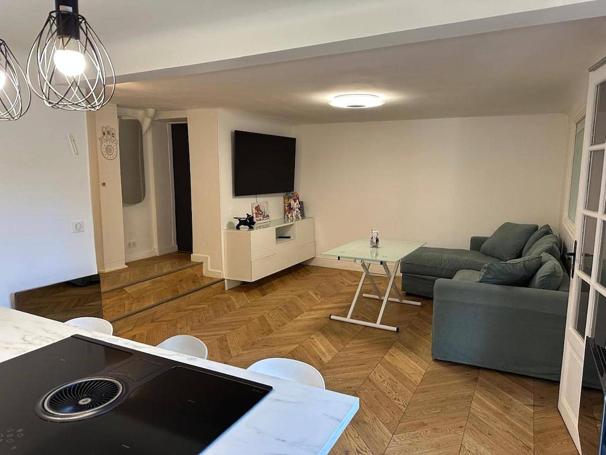 Appartement entier, Apartment with private garden at 5 min to station and Paris 15 min in Chaville, Hauts-de-Seine