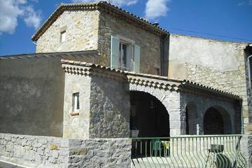 Gîte pour 6 personnes, avec jacuzzi ainsi que piscine et terrasse à Saint-Paul-le-Jeune