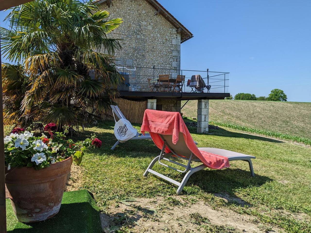 Secluded house with private pool and spa, Charente in Montignac-le-Coq, Charente