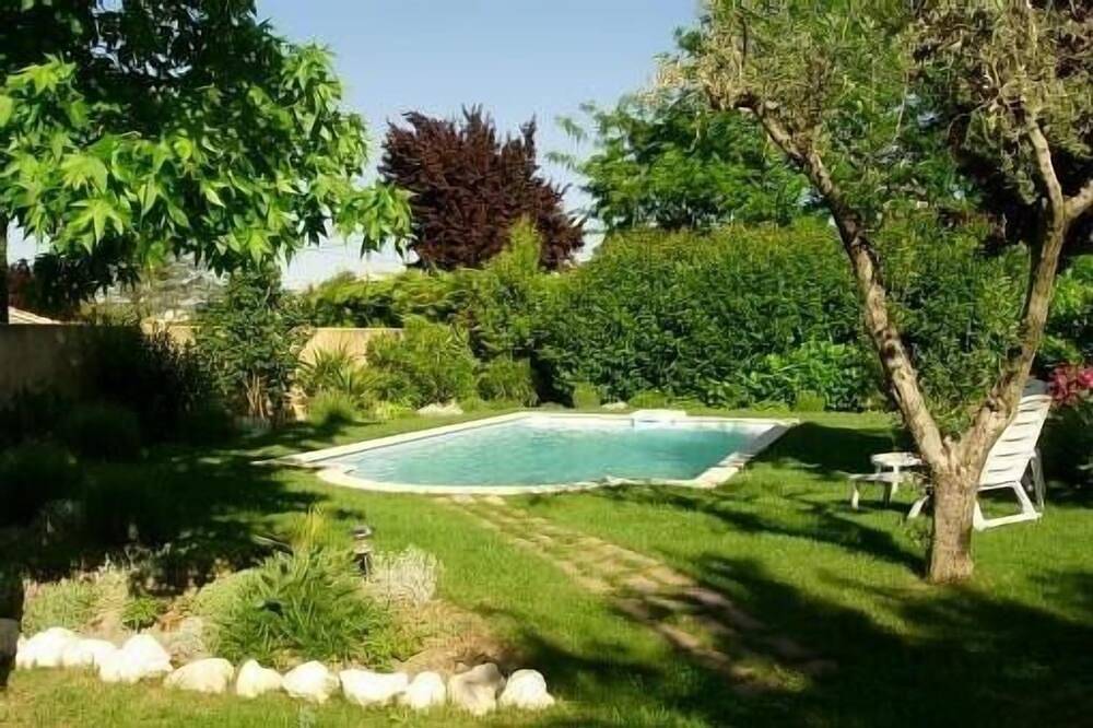 Villa indépendante sans vis à vis avec piscine 8 x 4 dans un cadre très calme. in Pujaut, Région de Nîmes