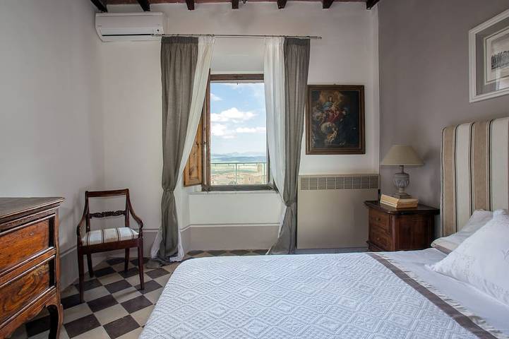 A dwelling sixteenth century's historical cozy , quite and bright house in Montalcino, Val d’Orcia