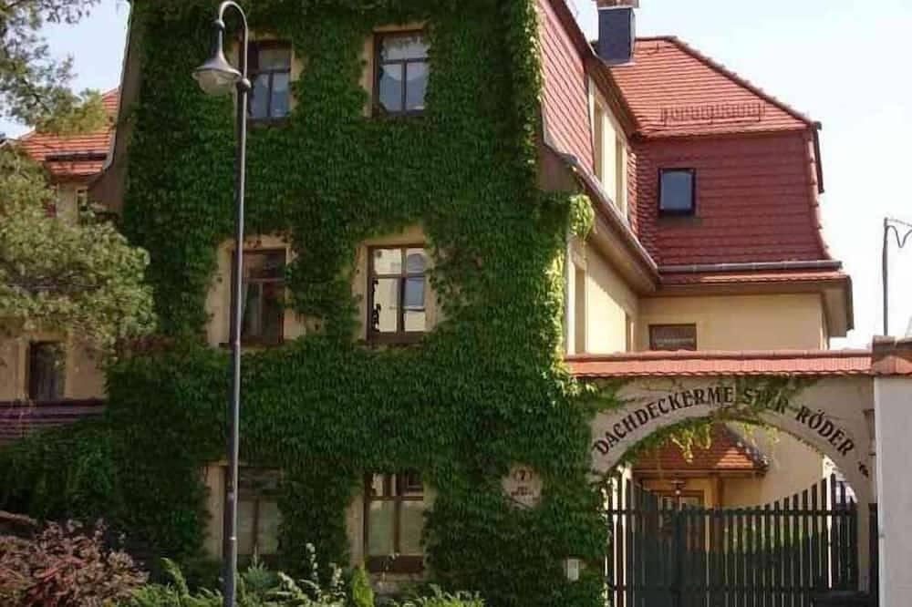 Ganze Wohnung, Tolle Ferienwohnung direkt am Schloss Pillnitz für Paare und Familien in Loschwitz, Dresden