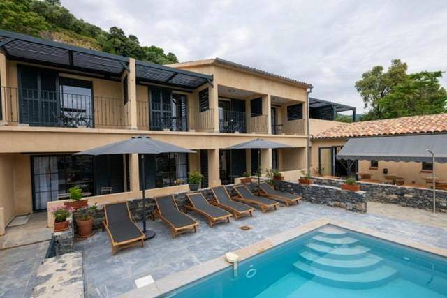 Hôtel pour 2 personnes, avec Balcon et Terrasse ainsi que Jacuzzi et Piscine