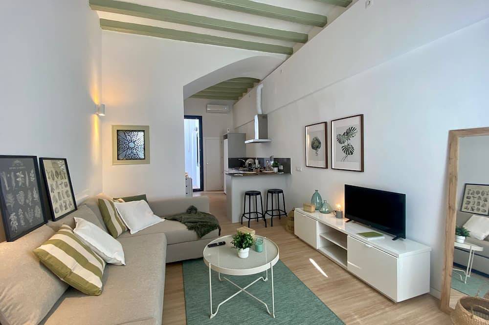 Entire apartment, Nice 1 bedroom apartment with small inner courtyard 10 min. from the beach in Mataró, Costa del Maresme