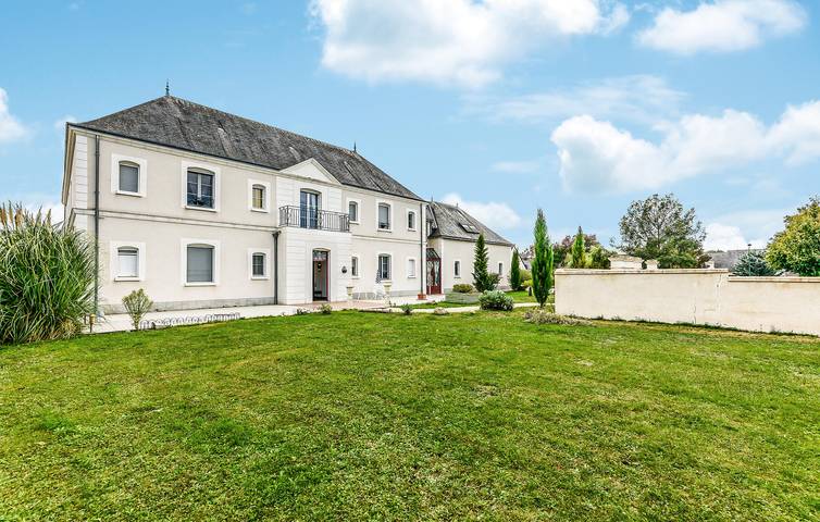 Appartement confortable avec piscine, jardin et WiFi près de la plage in Saint-Cyr-sur-Loire, Région de Tours