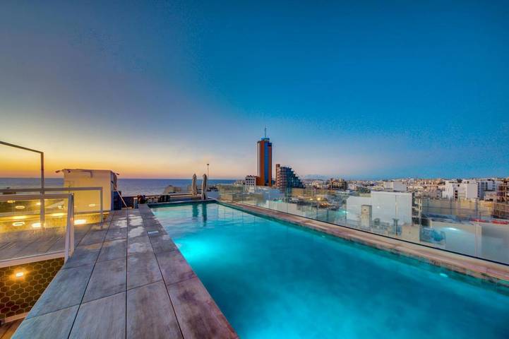 Hôtel pour 4 personnes, avec terrasse et piscine